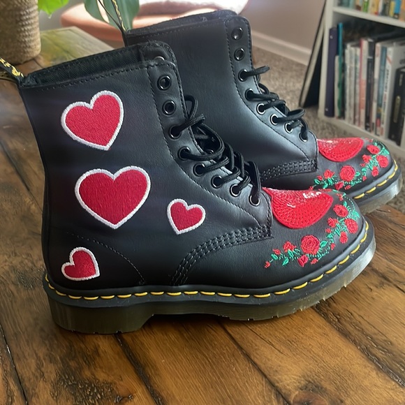 Dr. Martens discontinued Pascal Hearts Sequin Combat Boot. Brand new. Never worn - Picture 4 of 4